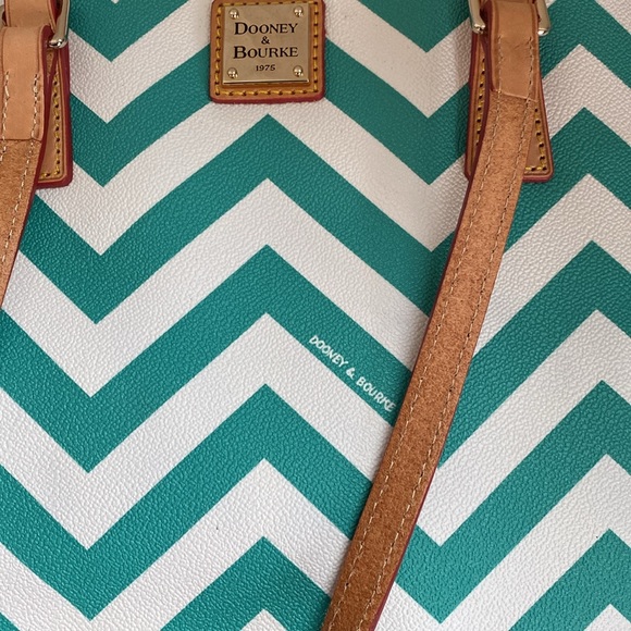 Dooney & Bourke Teal & White Chevron Large Tote, NWOT, Keychain, FC521 SE - Picture 4 of 13